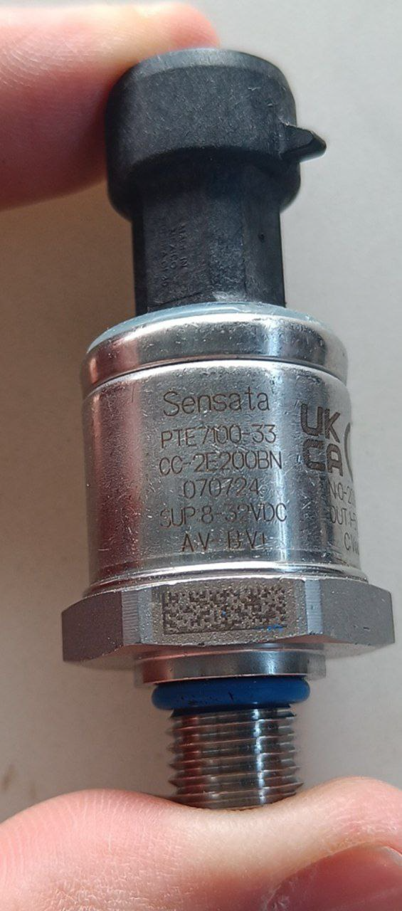 The Sensata pressure sensor with its adapter