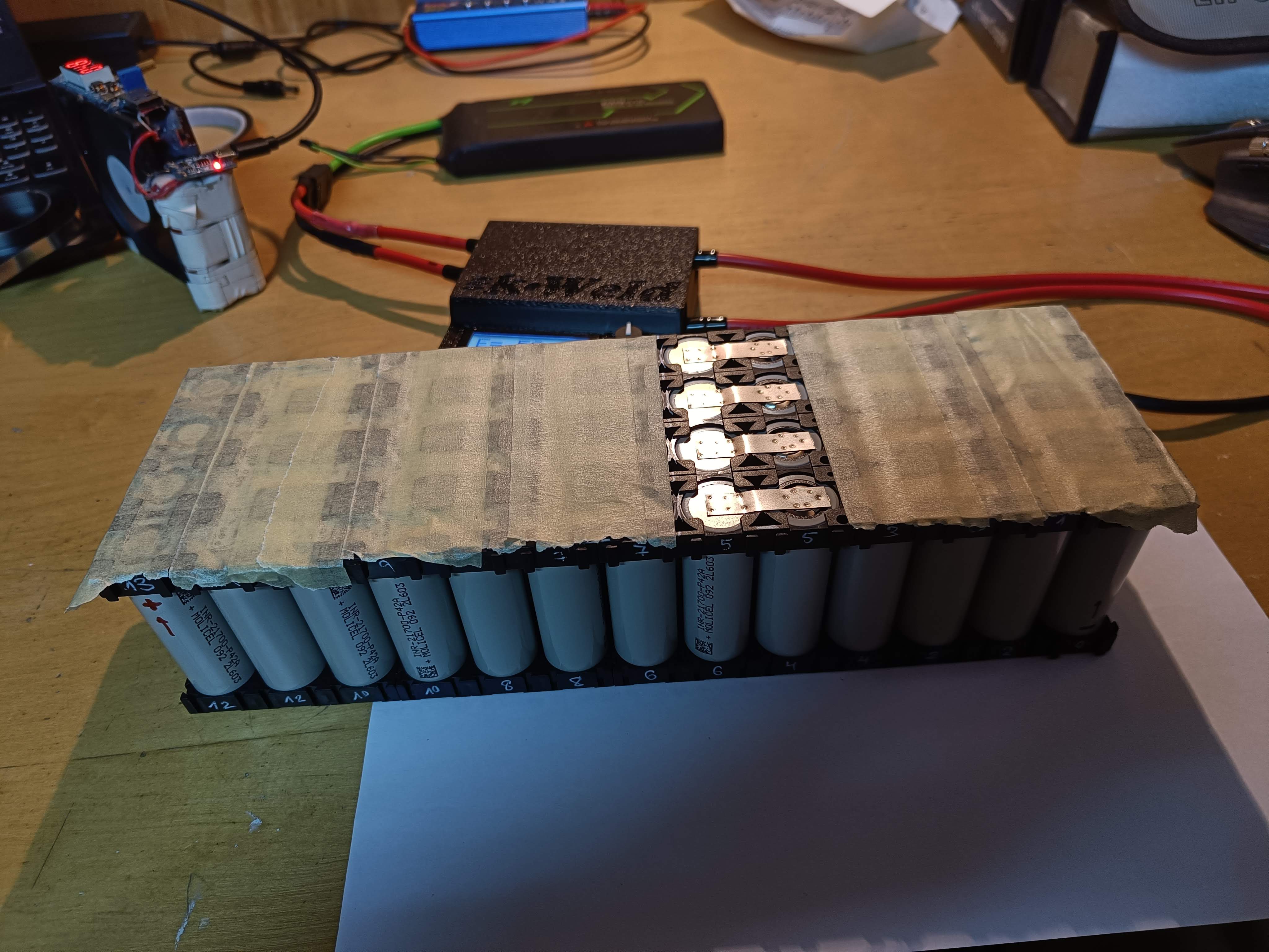 Welding nickel strips between the cells