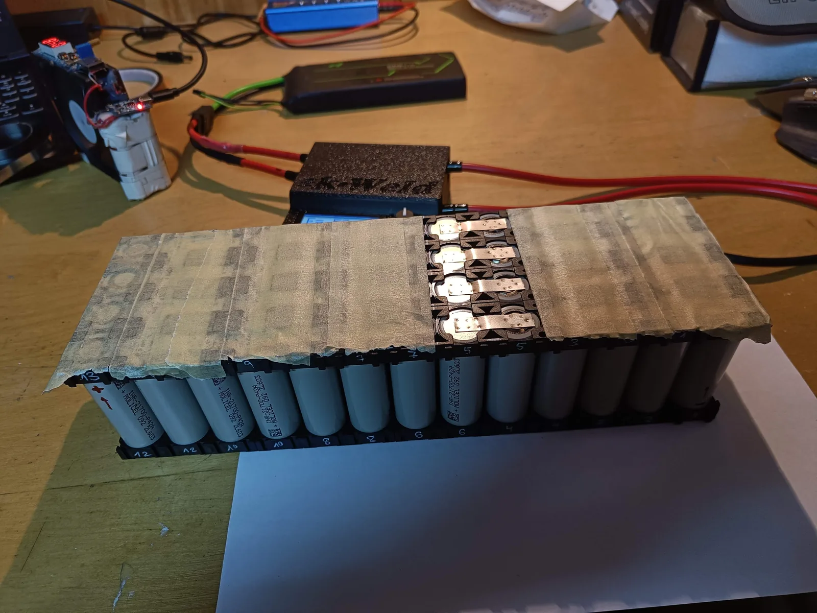Welding nickel strips between the cells