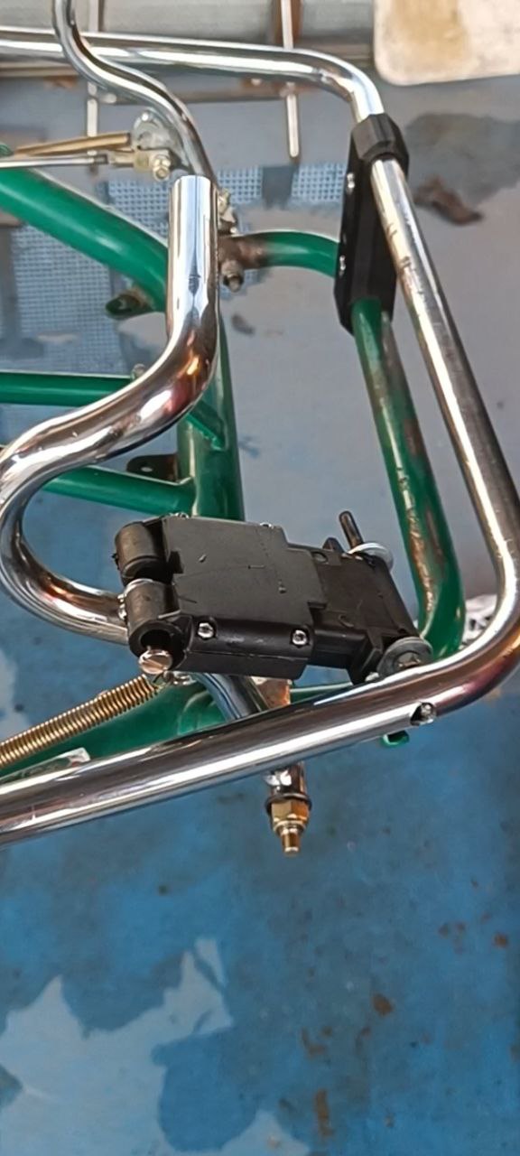 The hall throttle sensor mounted on the pedal